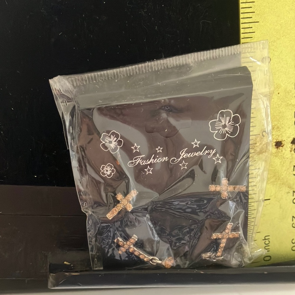 2 pairs of cross earrings